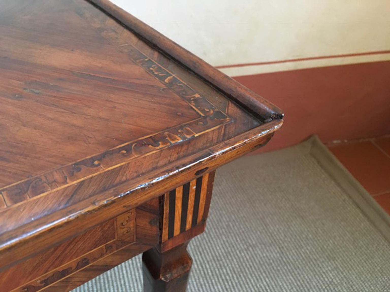 Italy Mid-18th Century Walnut Inlaid Bedside or Side Table with Drawer For Sale 7