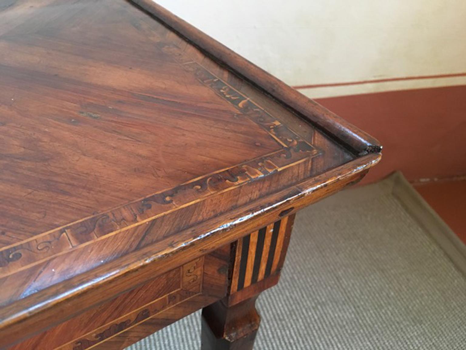 Italy Mid-18th Century Walnut Inlaid Bedside or Side Table with Drawer For Sale 8