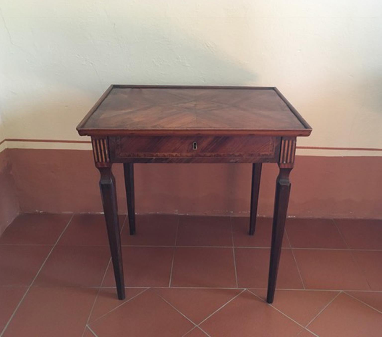 Italy Mid-18th Century Walnut Inlaid Bedside or Side Table with Drawer In Good Condition For Sale In Brescia, IT