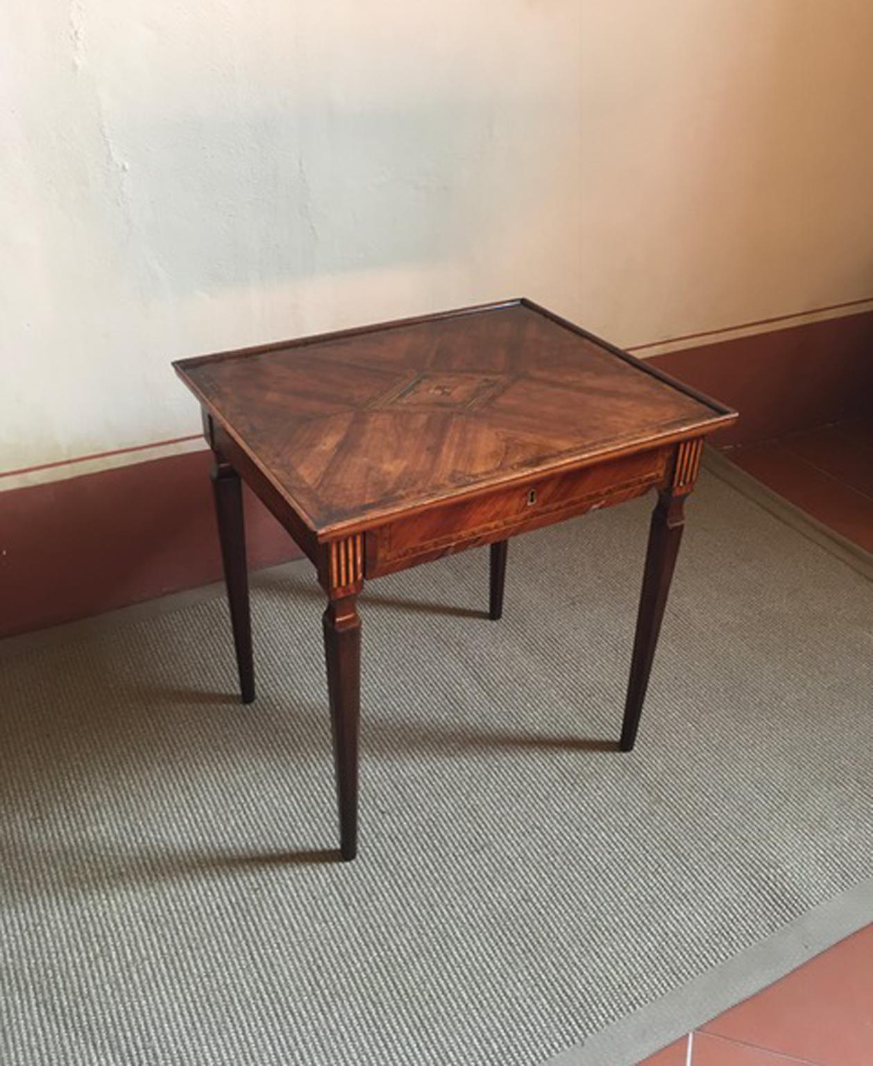 Italy Mid-18th Century Walnut Inlaid Bedside or Side Table with Drawer For Sale 1