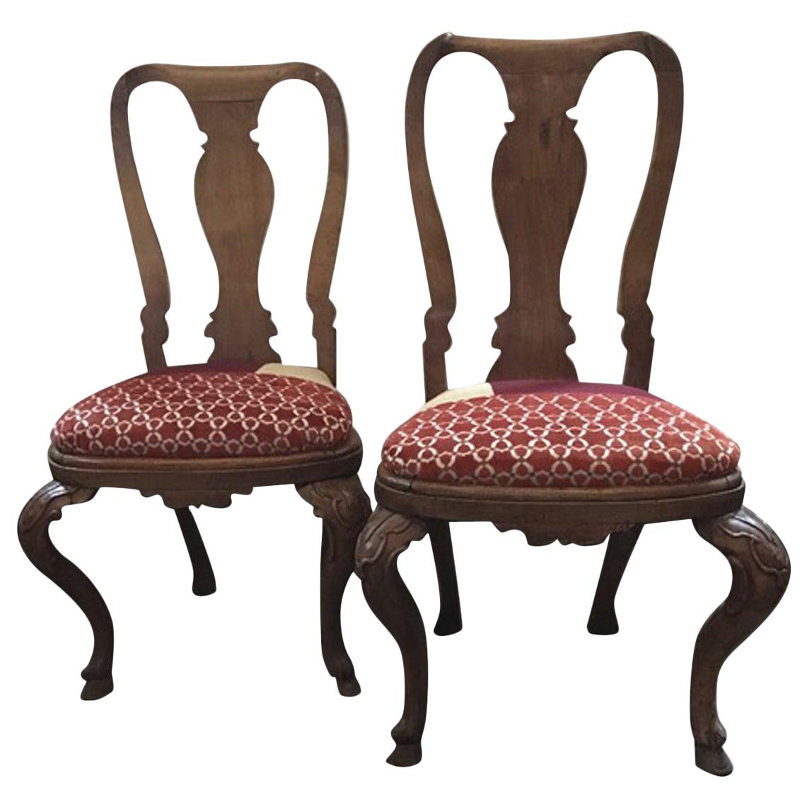 Italie, milieu du 18e siècle Paire de chaises de salle à manger en bois sculpté à la main