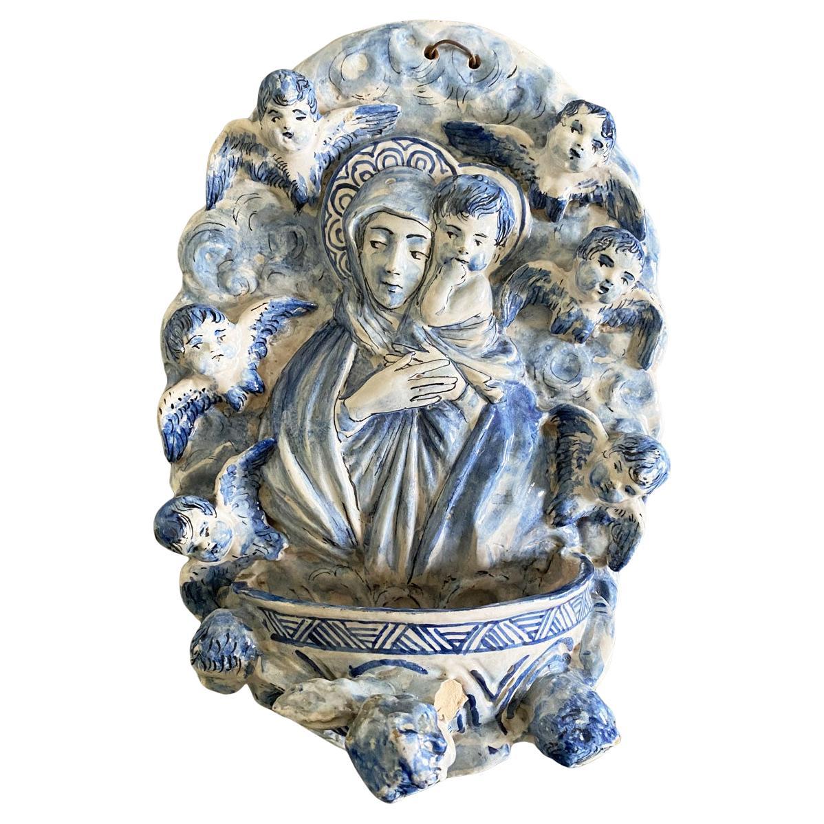 Italie, milieu du 20e siècle, fontaine à eau bénite en poterie blanche et bleue avec petits anges