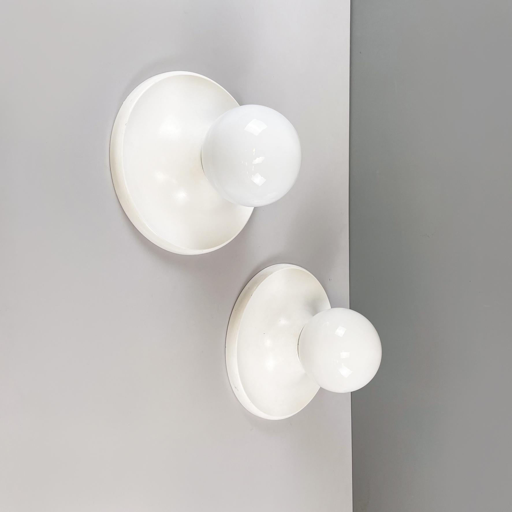 Italy mid-century Wall light Balum 230 Ligh Ball by Castiglioni brothers for Arteluce, 1960s
Pair of iconic wall lights mod. Balum 230, also known as Light Ball, with opaline glass sphere diffuser. The round base is in white painted