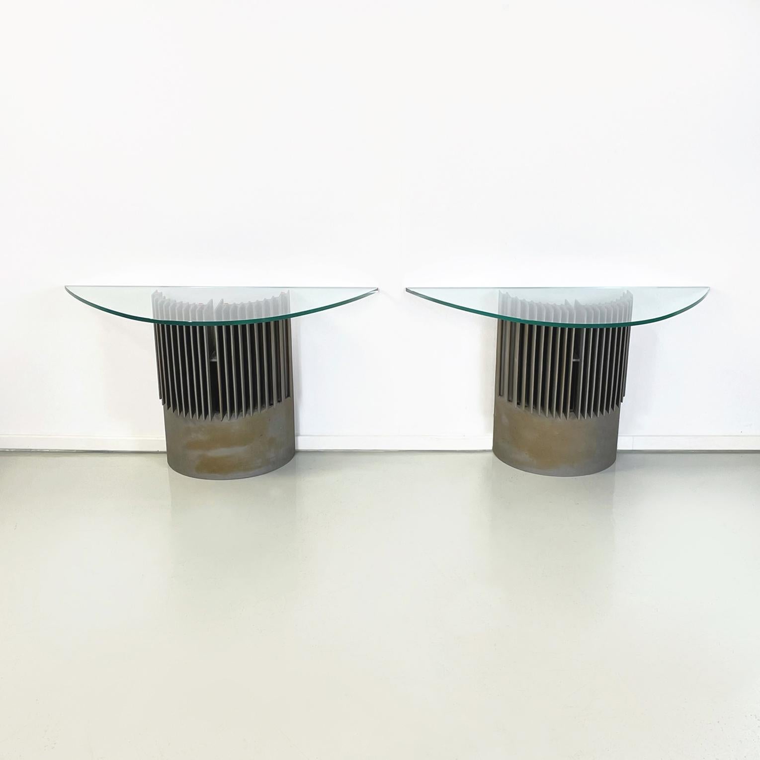 Italy modern glass and cast iron consoles by Giovanni Offredi for Saporiti Italia, 1970s
Pair of consoles with semi-oval top in thick glass. The cast iron base is composed by an upper part made up of vertical slats and a semi-circle in lower