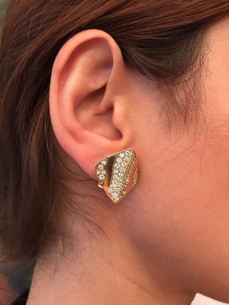Women's Italy Modern Pave Diamond Button Earrings 3.00 carats in 18K Yellow Gold For Sale