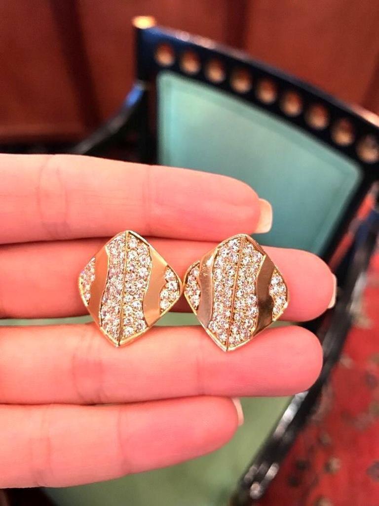Italy Modern Pave Diamond Button Earrings 3.00 carats in 18K Yellow Gold For Sale 1