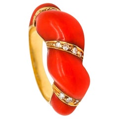 Retro Italy Modernist 1970 Fluted Sardinian Coral Ring In 18Kt Yellow Gold And Diamond