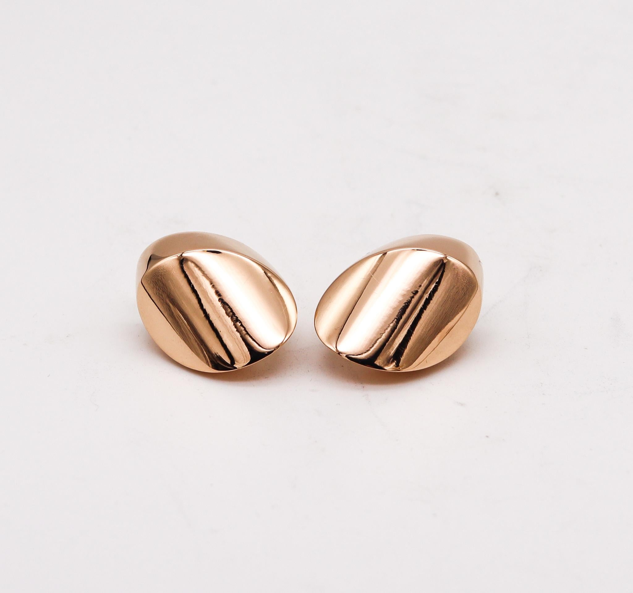 Vhernier Modernist Sculptural Clip On Earrings In Solid 18Kt Yellow Gold In Excellent Condition For Sale In Miami, FL