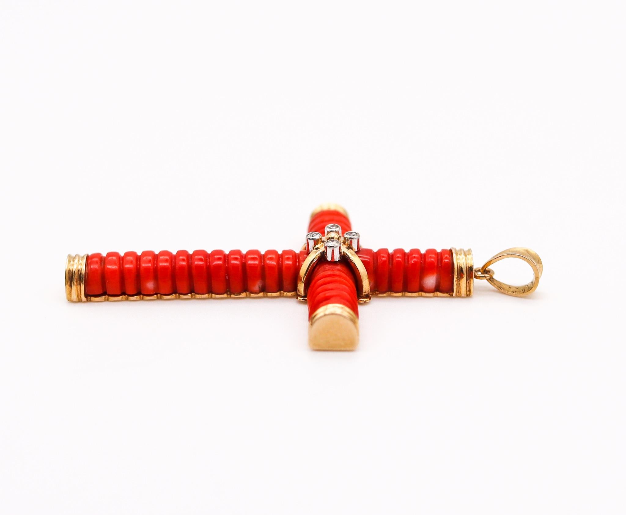 Italien, Napoleonisches geriffeltes rotes Korallenkreuz aus 14kt Gelbgold mit vier Diamanten (Modernistisch)