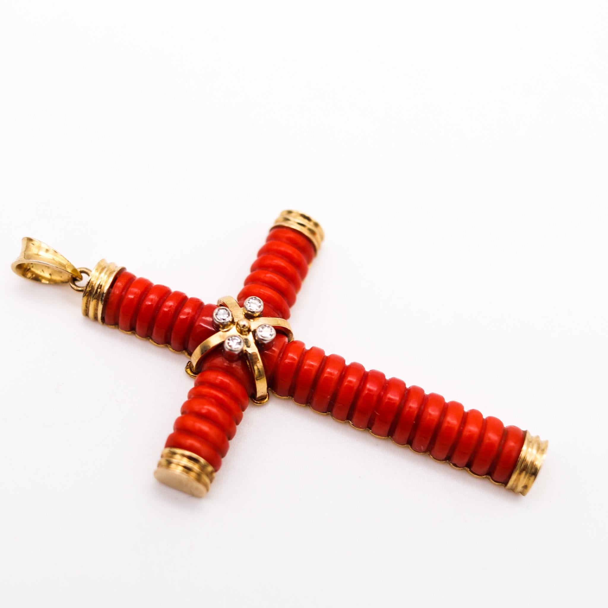 Italien, Napoleonisches geriffeltes rotes Korallenkreuz aus 14kt Gelbgold mit vier Diamanten (Brillantschliff)
