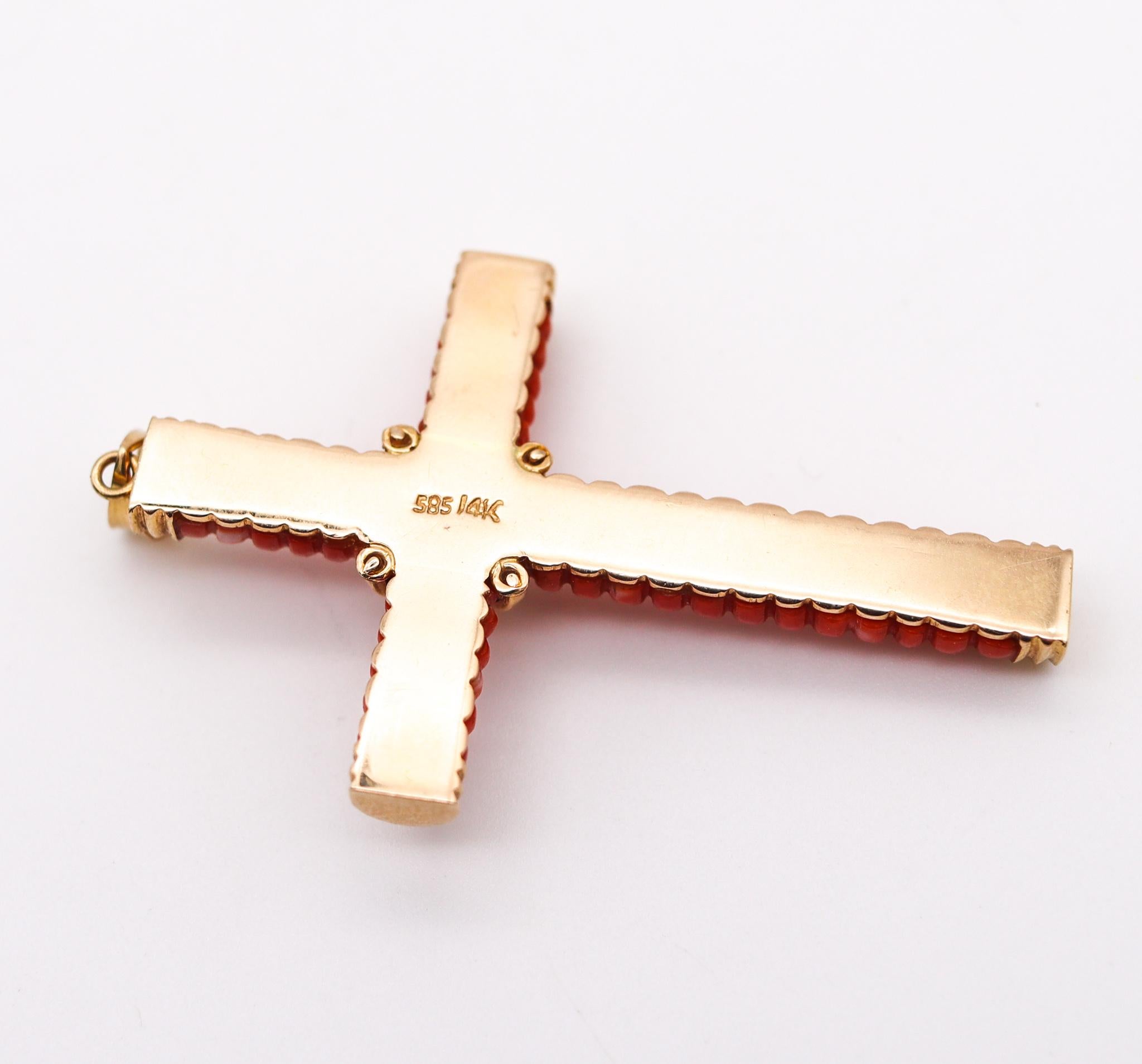 Italien, Napoleonisches geriffeltes rotes Korallenkreuz aus 14kt Gelbgold mit vier Diamanten im Zustand „Hervorragend“ in Miami, FL