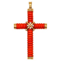 Italien, Napoleonisches geriffeltes rotes Korallenkreuz aus 14kt Gelbgold mit vier Diamanten