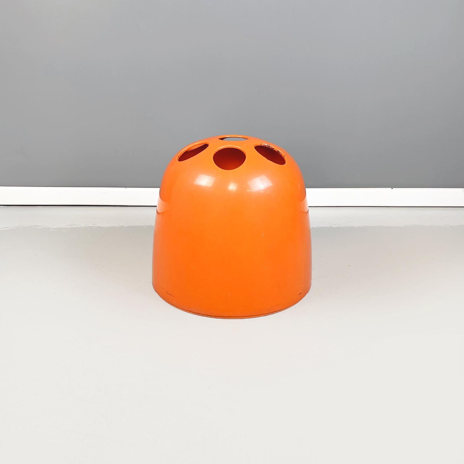 Italian space age orange plastic Umbrella stand Dedalo by Emma Gismondi Schweinberger for Artemide, 1970s
Iconic Umbrella stand mod. Dedalo with round base, entirely in orange painted plastic. The dome-shaped structure is provided in the upper part