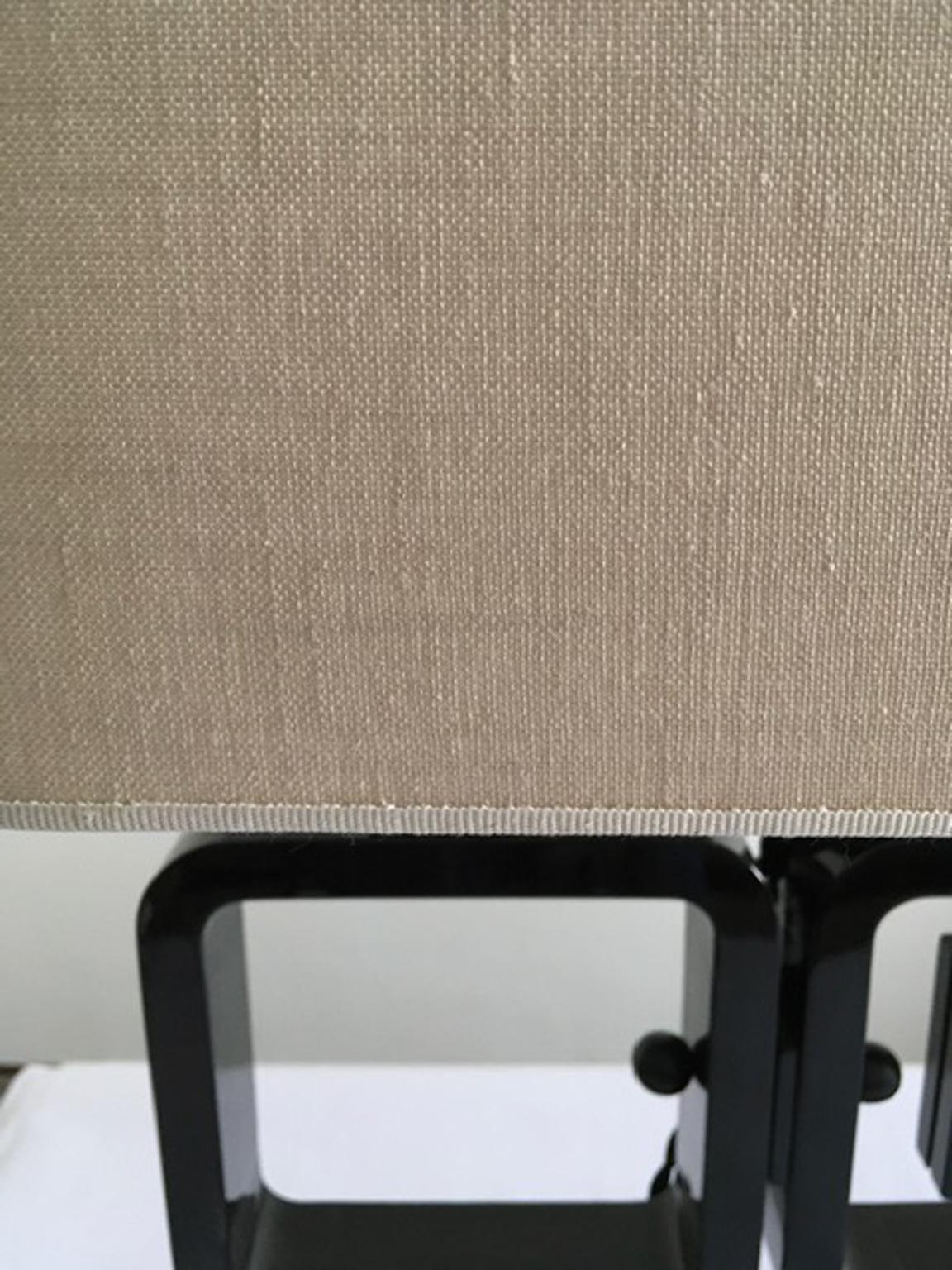 Tissu Italie Paire de lampes de table en noyer noir de style The Modernity en vente