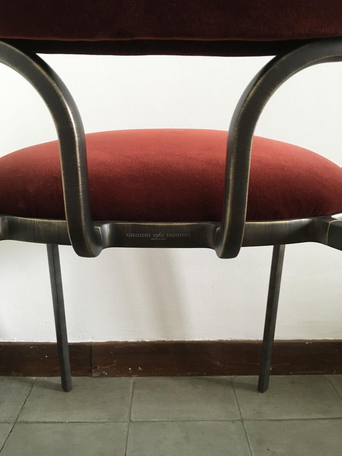 Italia Pareja de sillones de metal bruñido y terciopelo de Ghdini 1961 en venta 7