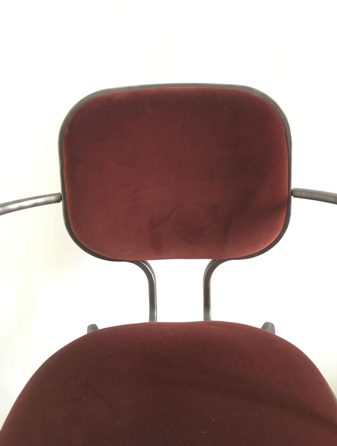 Italia Pareja de sillones de metal bruñido y terciopelo de Ghdini 1961 Siglo XXI y contemporáneo en venta