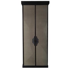 Italie Paire d'armoires post-modernes en Oak Brown avec panneaux Rafia et poignées en bronze