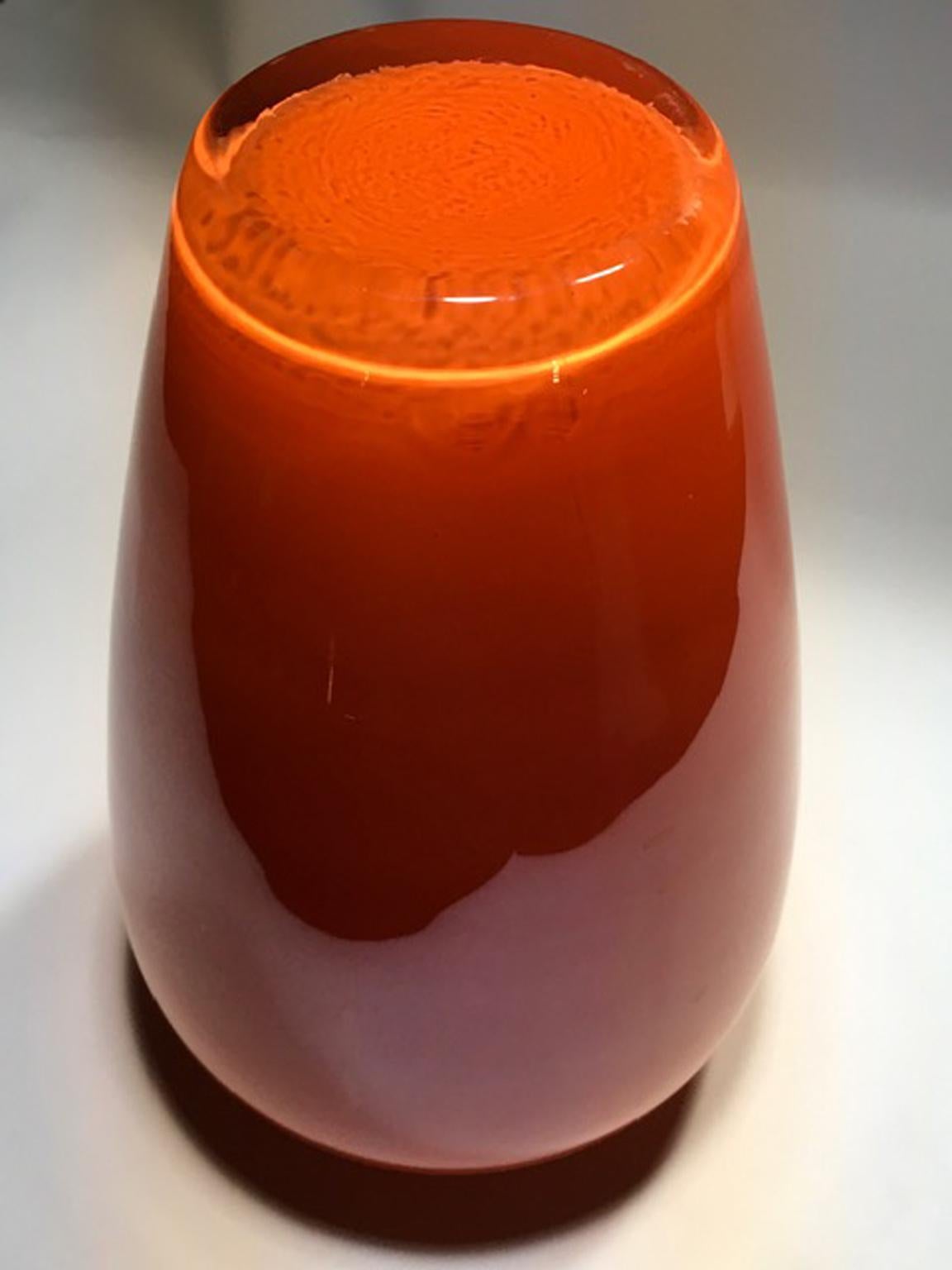 Italien 1990  Postmoderne Vase aus orangefarbenem Muranoglas (20. Jahrhundert) im Angebot