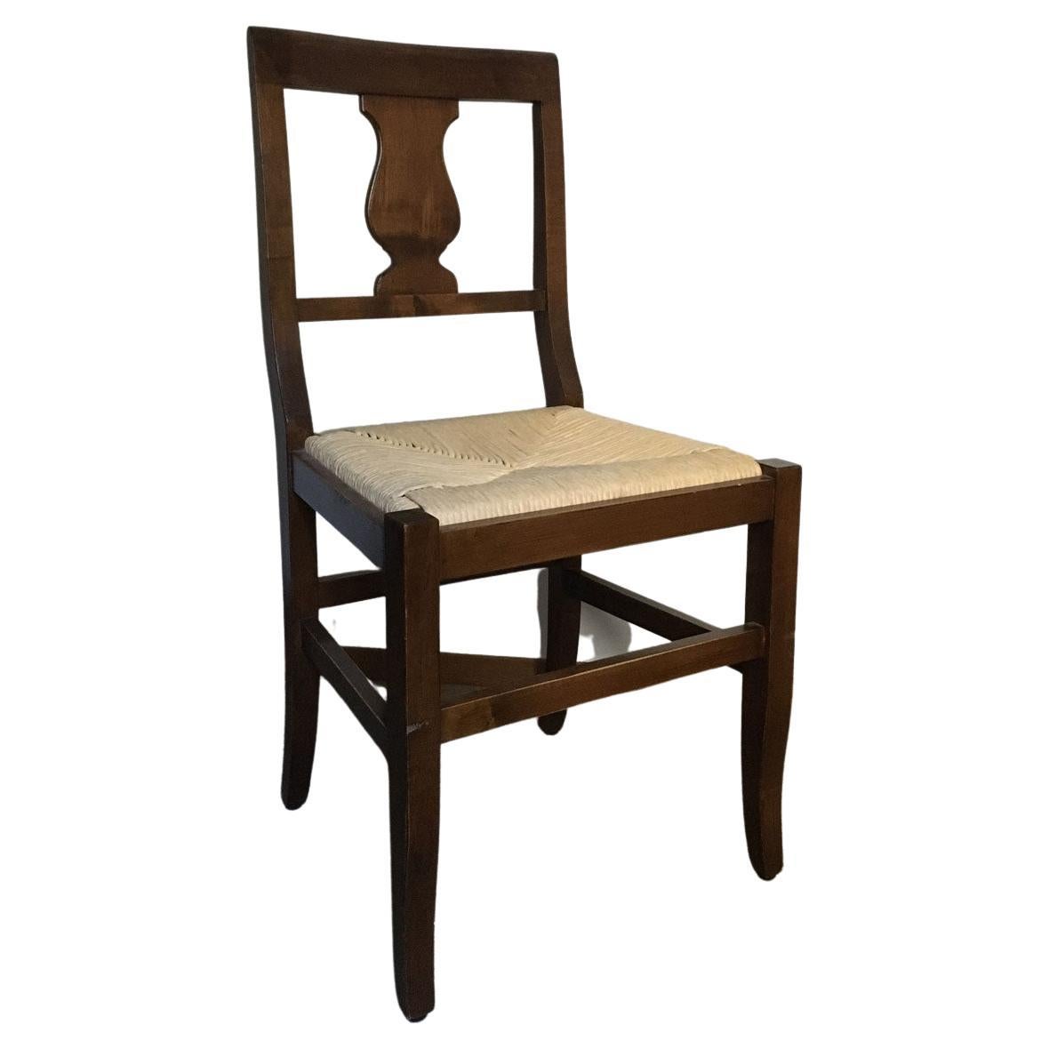 Dieses italienische Set aus 6 charmanten Stühlen ist aus massivem Nussbaumholz gefertigt. Der Sitz ist aus natürlichem Raffiabast handgefertigt und hat eine natürliche Farbe.
Diese Art von Stühlen hat eine Form, die ursprünglich aus der