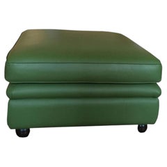 Italienischer postmoderner Pouf aus grünem Leder mit quadratischer Form und schwarzen, kugelförmigen, lackierten Füßen