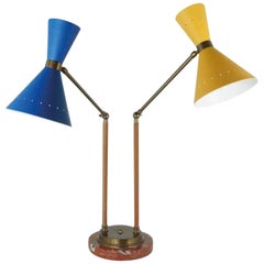 Lampe de bureau italienne en laiton de style postmoderne avec abat-jour en métal peint bleu jaune