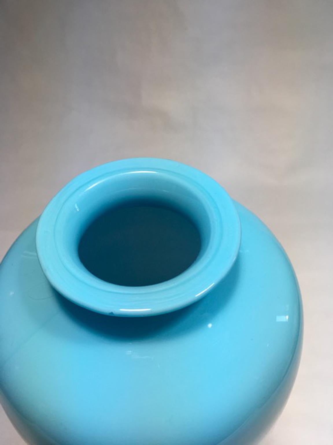 italien Vase en verre de Murano bleu clair au design post-moderne, Italie en vente