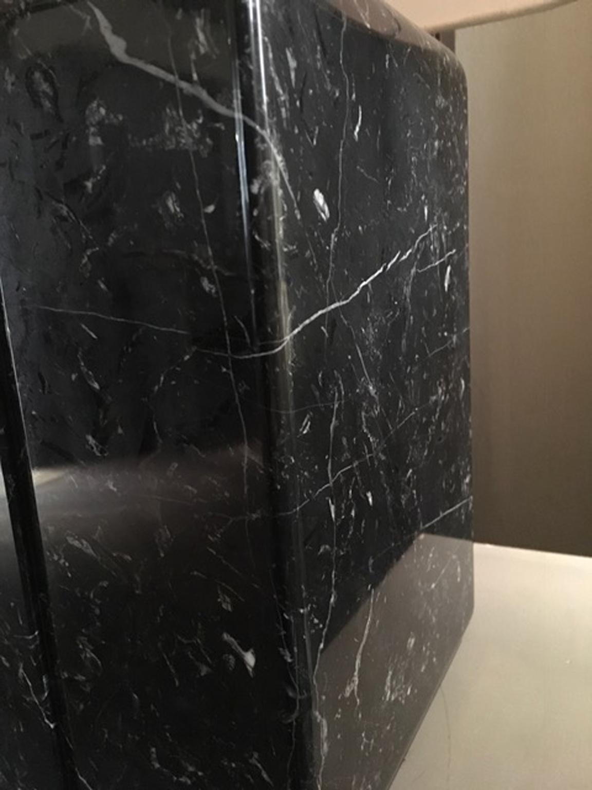 Lampe de table en marbre noir de conception post-moderne, Italie  en vente 2