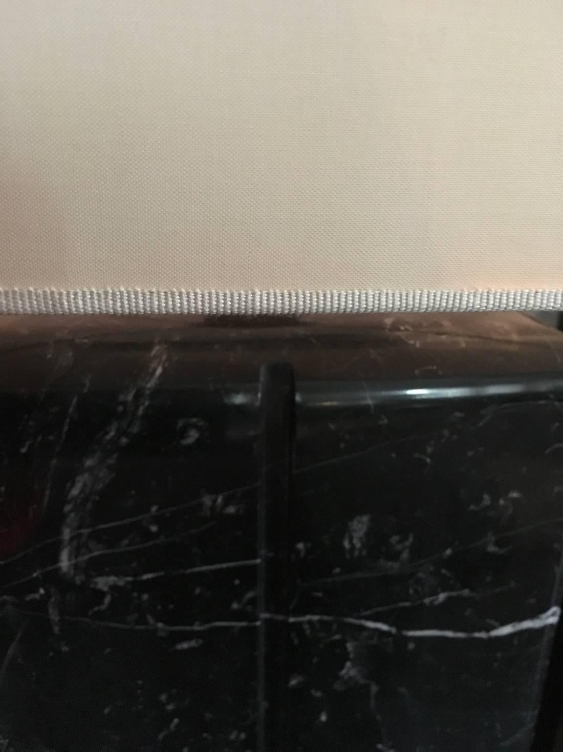 Esta impresionante lámpara de sobremesa italiana en pareja es un ejemplo de  Pieza italiana muy elegante de estilo posmoderno. Esta lámpara de mesa puede convertirse en un objeto llamativo en cualquier habitación. Podría colocarse sobre una consola