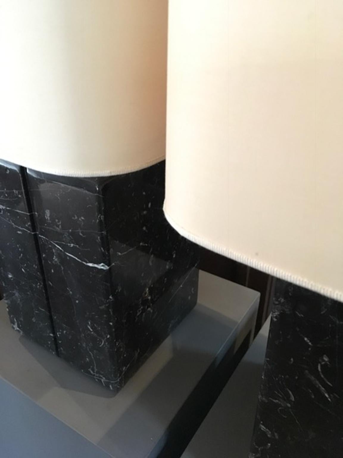 Italia Lámpara de sobremesa de mármol negro de estilo moderno de mediados de siglo Hecho a mano en venta