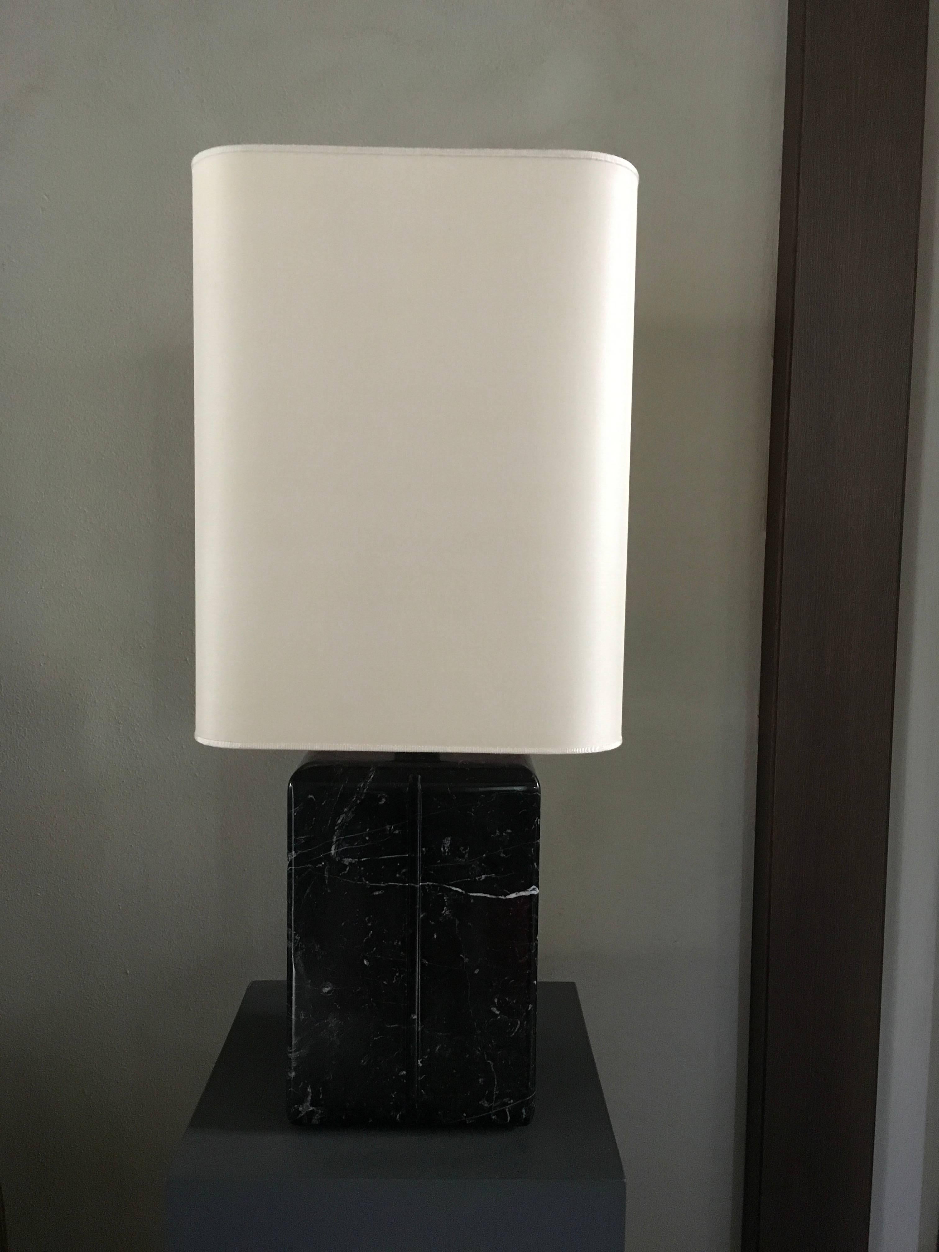 Lampe de table en marbre noir de conception post-moderne, Italie  en vente 1