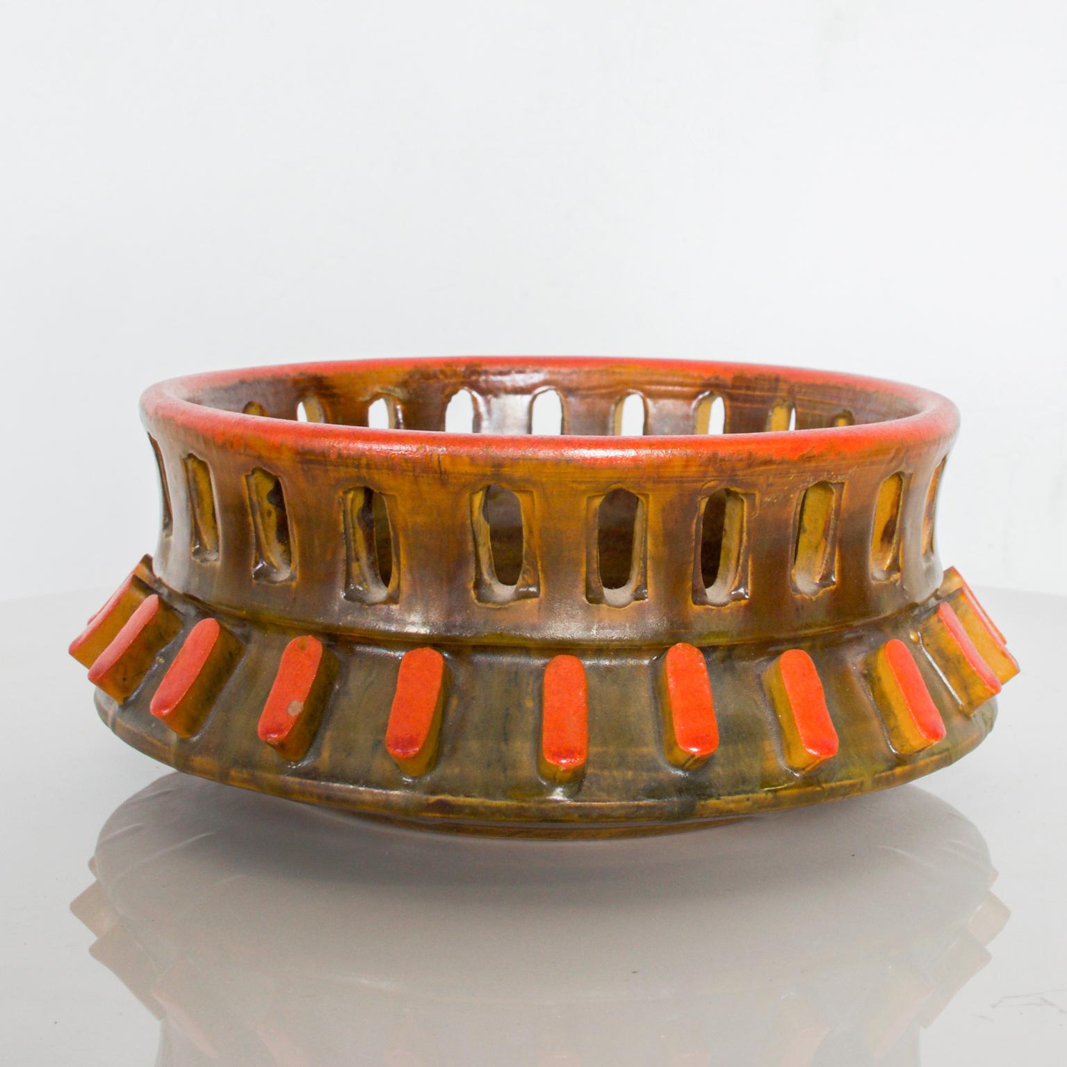 Presenting: For Raymor by Alvino Bagni sea garden vintage ceramic pottery ashtray in burnt orange
Serves a decorative dish or bowl as well
Vibrant fall colors. Mid-Century Modern, Italy, 1960s
Made stamped Italy. Colorful Italian Studio Pottery in