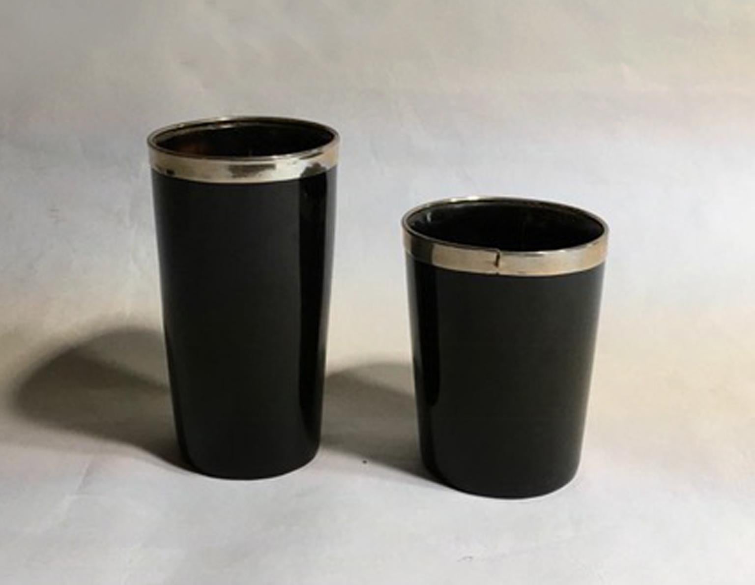Italy set of two black faux horn and metal chrome bowls in mountain style contemporary production.

Set of two decorative objects in Black Forest style. The black material imitate the horn. The border is in silverplated metal.