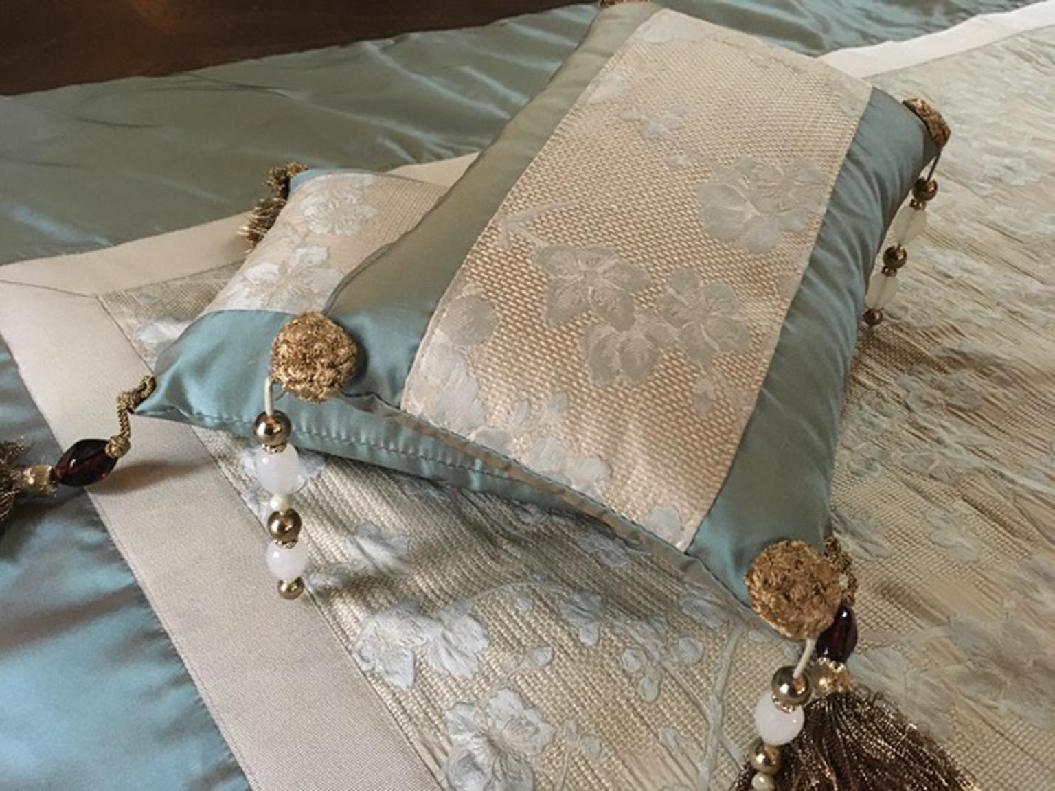 Italy Set Embroidered Silk Blanket and Two Pillows in Japanese Style In New Condition For Sale In Brescia, IT