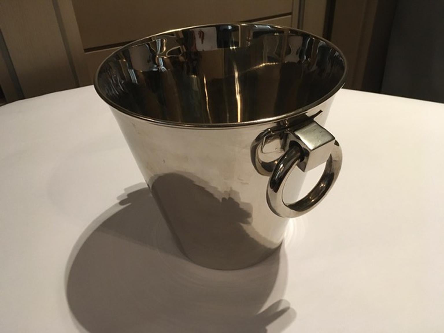 Seau à glace en métal argenté avec anneaux, Italie en vente 7