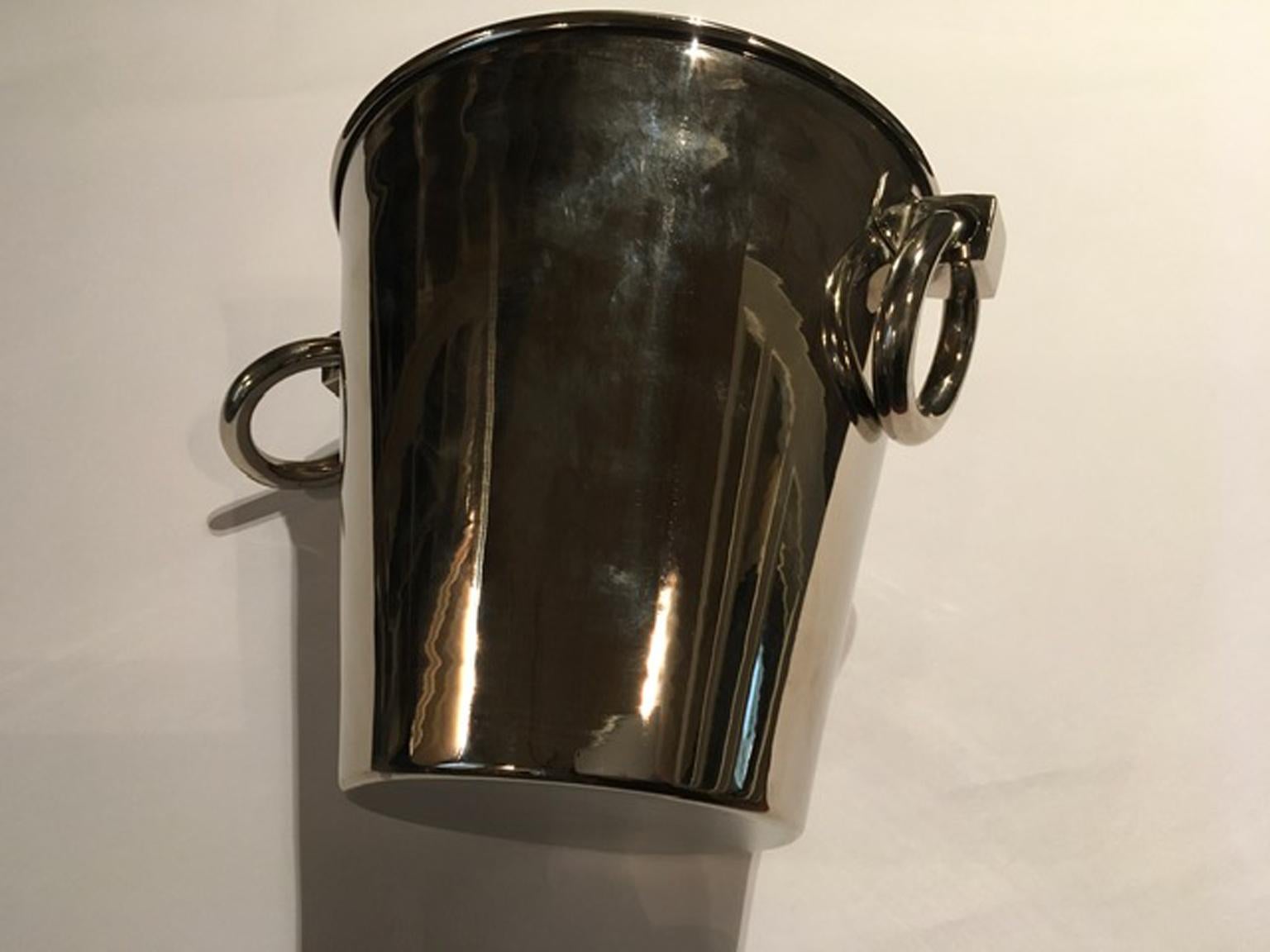 XXIe siècle et contemporain Seau à glace en métal argenté avec anneaux, Italie en vente