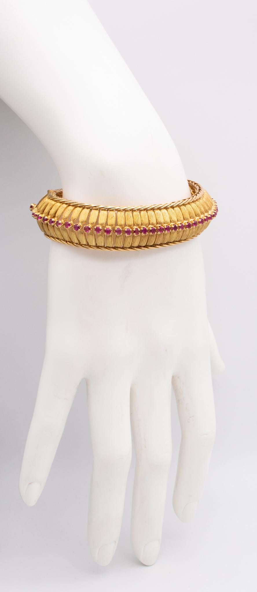 Una pulsera joya diseñada en Turín. 

Hermosa pieza, diseñada con líneas muy elegantes y limpias en Turín, Italia, durante la posguerra, allá por 1955. Esta pulsera joya se elaboró en oro amarillo macizo de 18 quilates, con acabado texturizado y