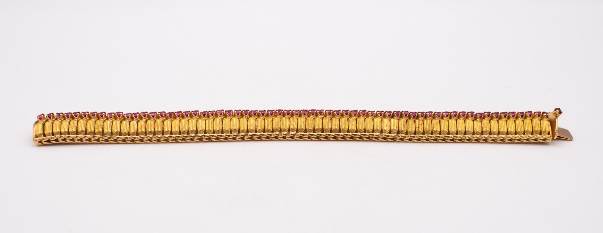 Italien, Torino 1955, flexibles Designerarmband aus massivem 18Kt Gold mit 6,25 Karat Rubinen im Zustand „Hervorragend“ im Angebot in Miami, FL