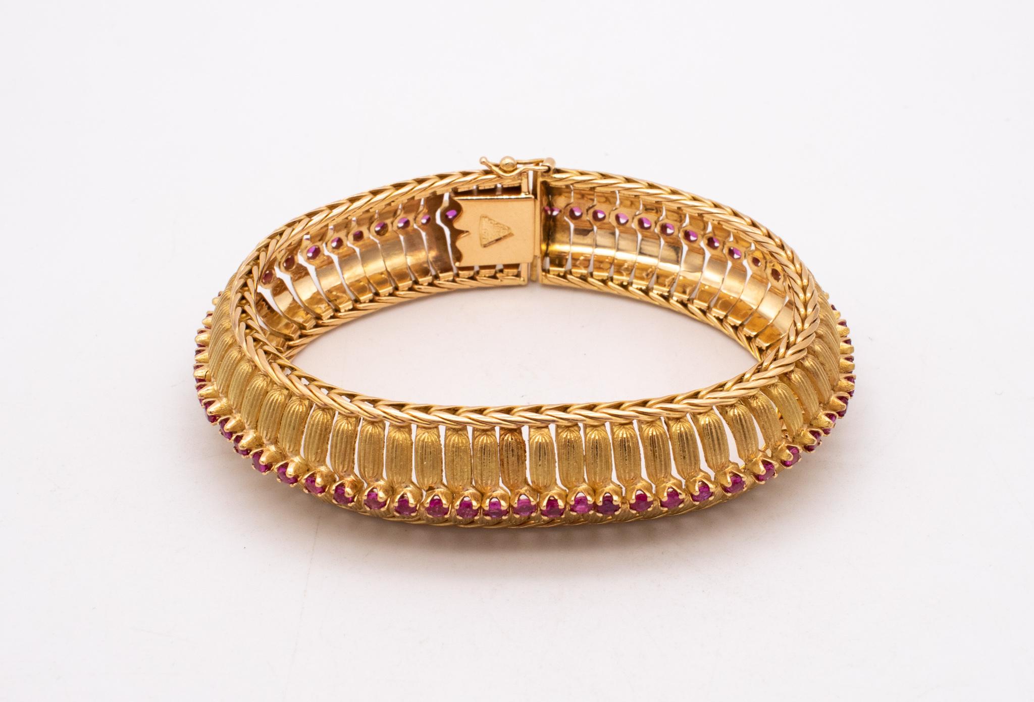 Italien, Torino 1955, flexibles Designerarmband aus massivem 18Kt Gold mit 6,25 Karat Rubinen im Angebot 2