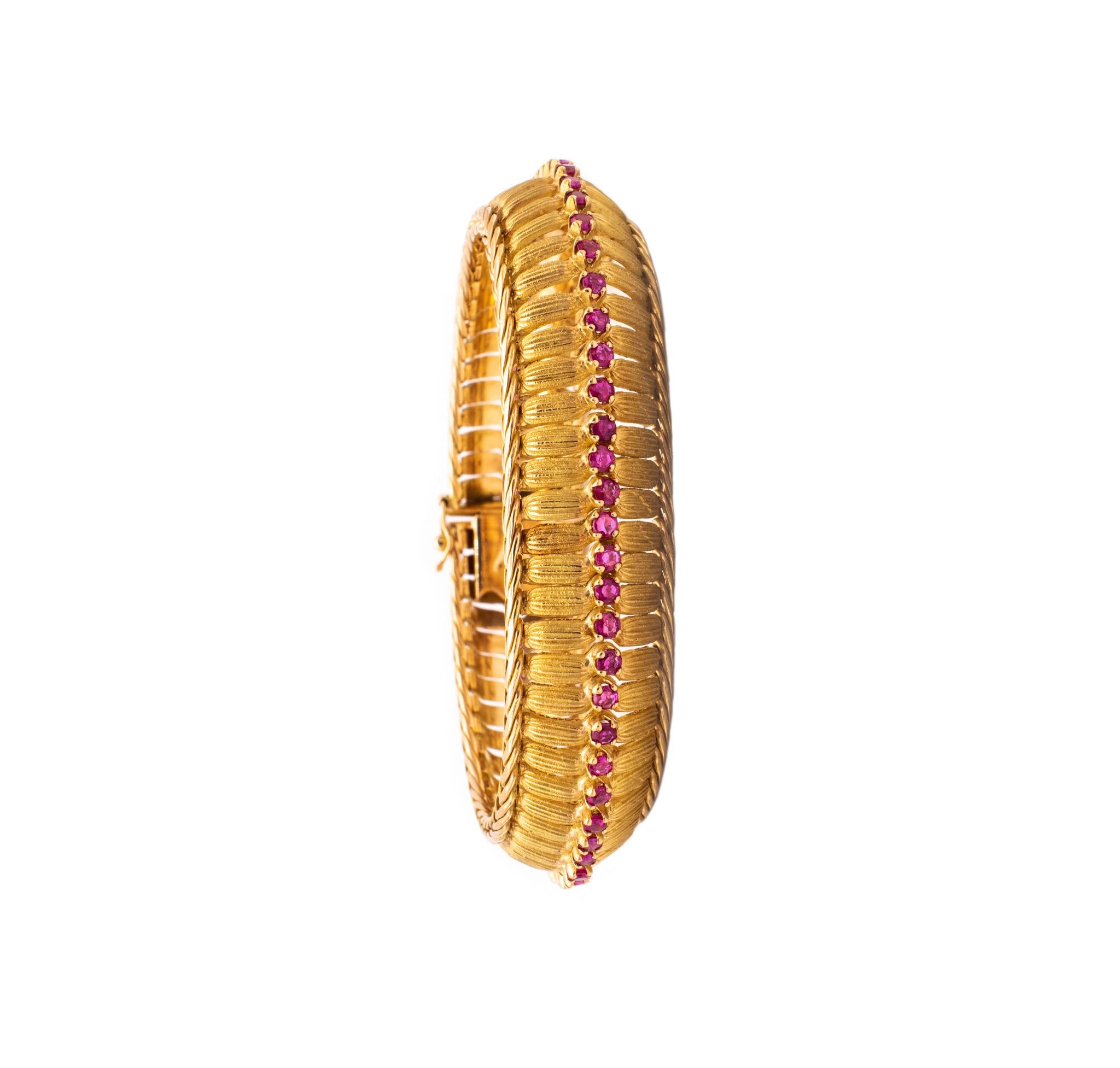 Italia Torino 1955 Pulsera flexible de diseño en oro macizo de 18 quilates 6,25 quilates de rubíes en venta 3