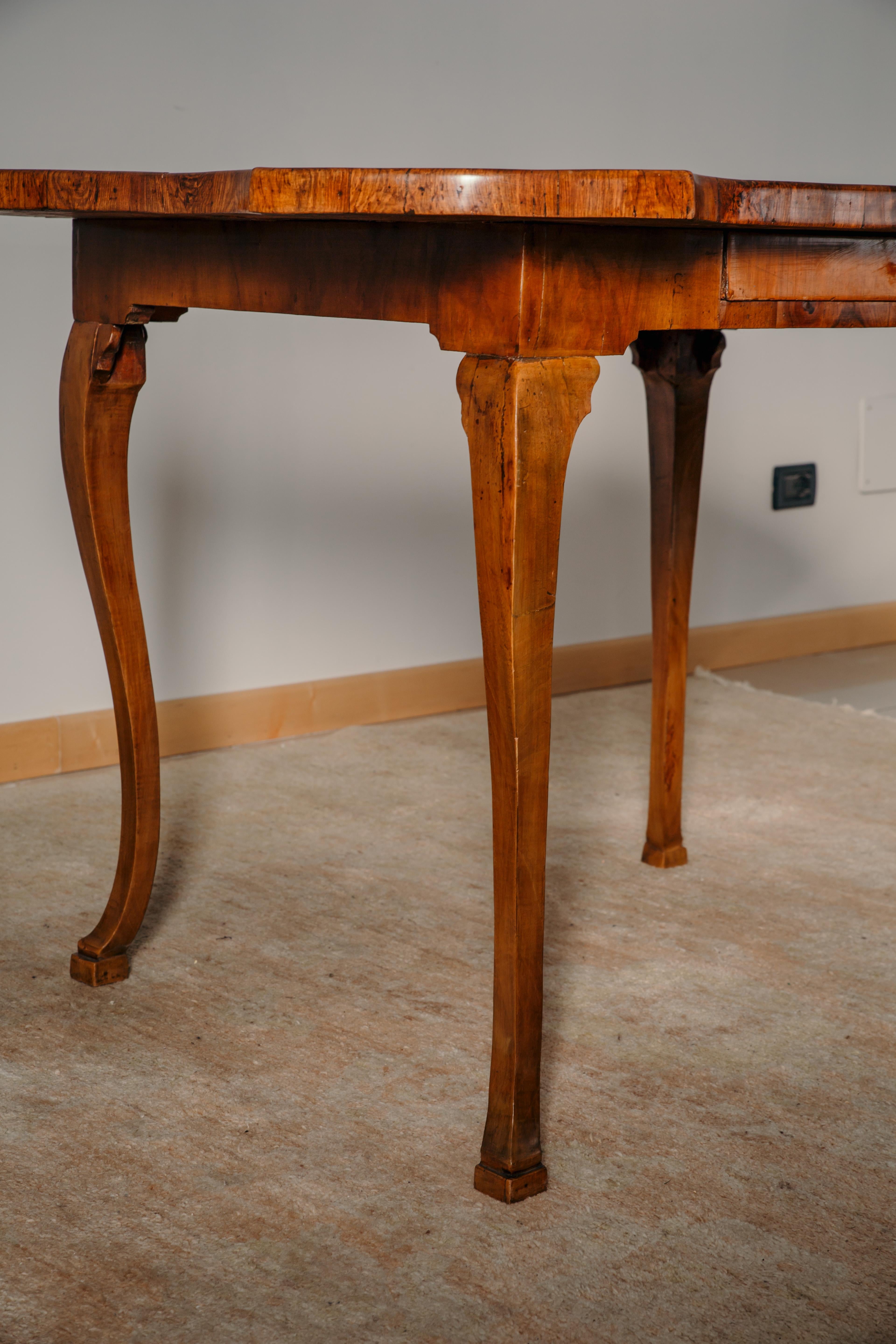 Cette précieuse table centrale/bureau en racine de noyer avec incrustation de bois d'érable sur fond noir a été fabriquée en Toscane (Italie), vers le milieu du XVIIIe siècle. De forme rectangulaire, son plateau est dit 