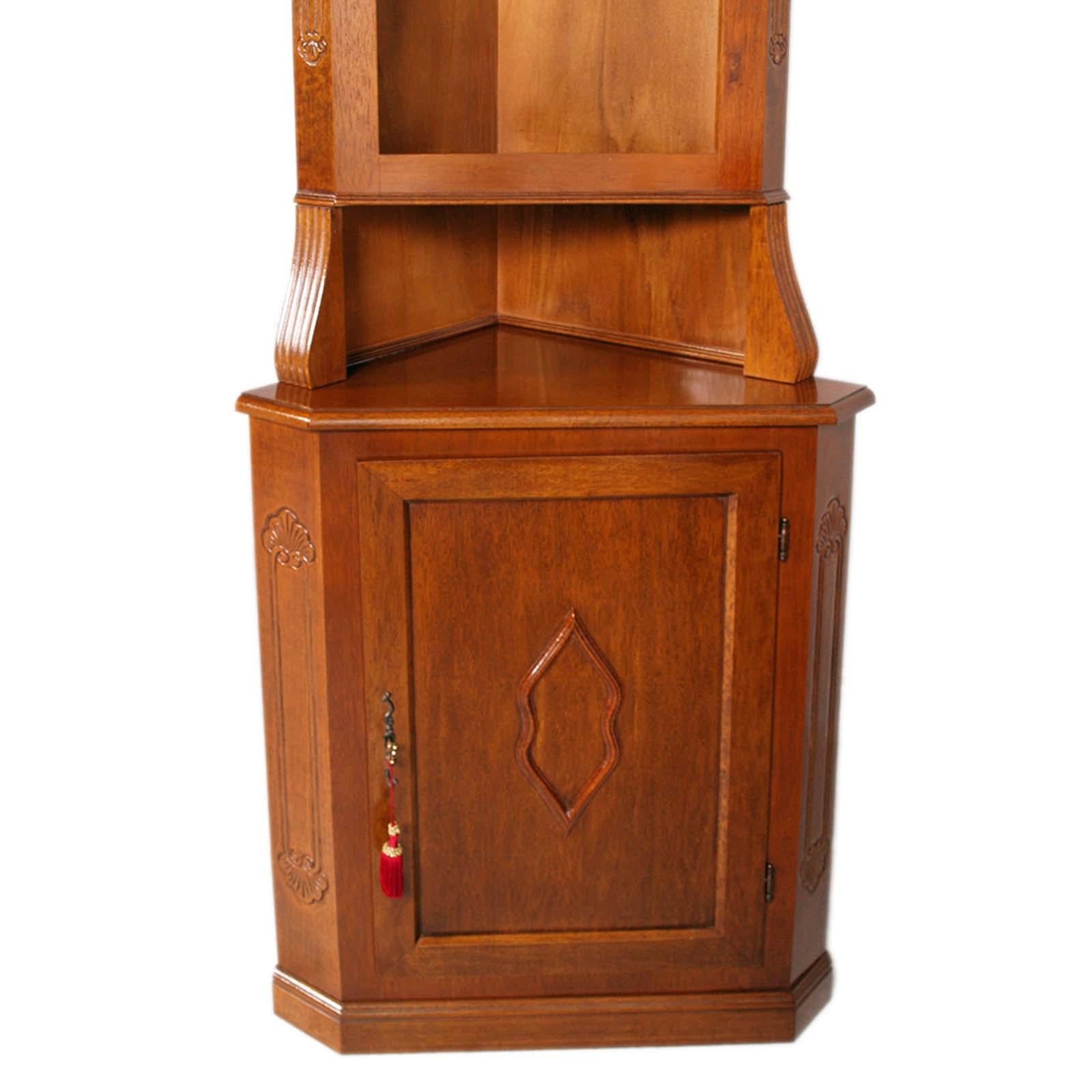 Doppelwandiger Eckschrank im Renaissancestil mit unterer Anrichte und oberem Ausstellungsfach. Aus geschnitztem und furniertem Nussbaumholz. Höhe des Sideboards 90 cm, Höhe des oberen Regals 110 cm, insgesamt 200 cm. Ecksockel 52x52 cm. Mit Wachs