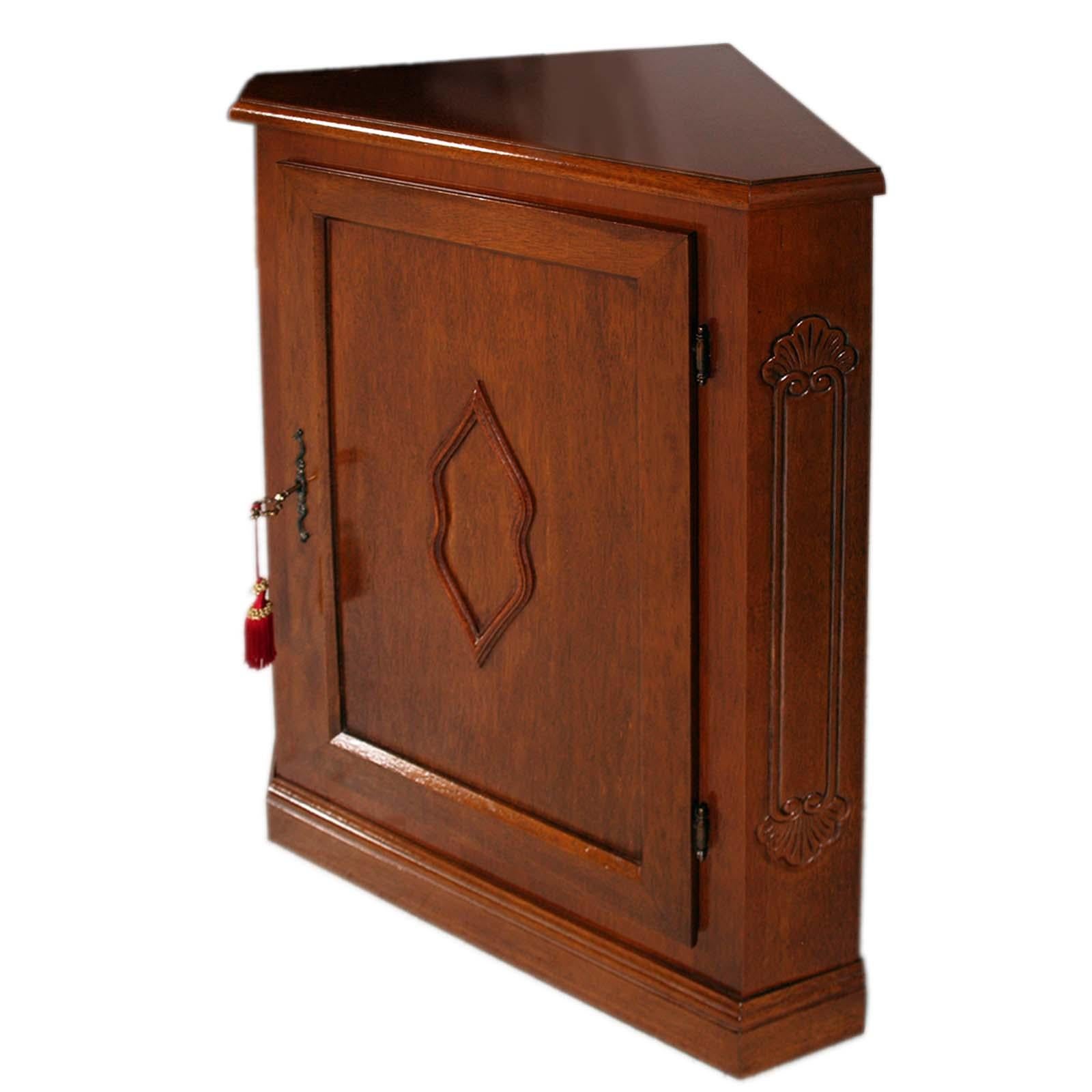 Italien Nussbaum-Eckvitrine aus den 1940er Jahren, Renaissance-Stil, gewachst und poliert (Geschnitzt) im Angebot