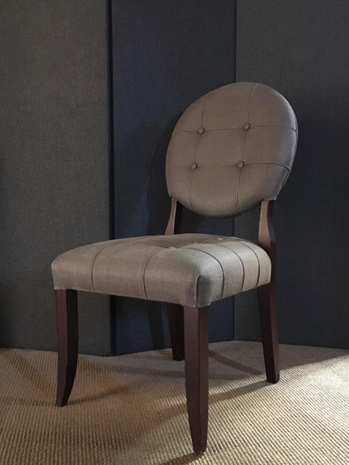 This beautiful linen upholstered chair, is made in Italy, with an Italian design.
Very nice the oval back, with checkered stitching.
The fabric is pure Italian linen in a warm grey color.

This is a single piece available, but it is possible to