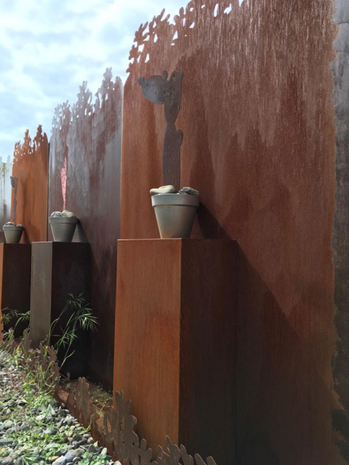 Cactus rouge en fer forgé Italie pour décoration de jardin en vente 5