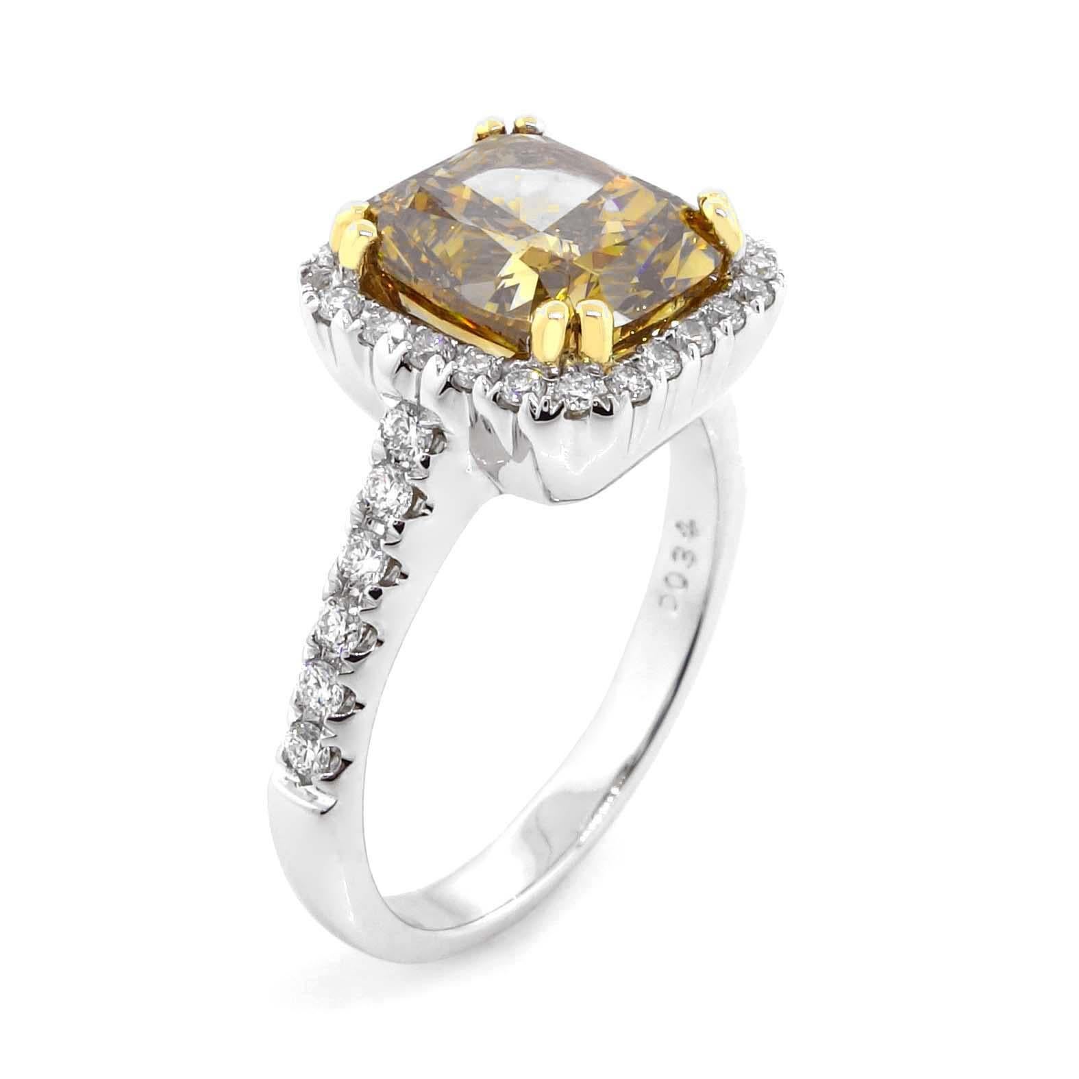 Un diamant coussin modifié de taille brillant certifié par la GIA d'environ 3,41 carats mesurant 8,70 x 8,20 x 5,27 mm. La couleur du diamant est brun foncé-jaune verdâtre. Le diamant est entouré de 36 diamants ronds d'environ 0,34 carats d'une