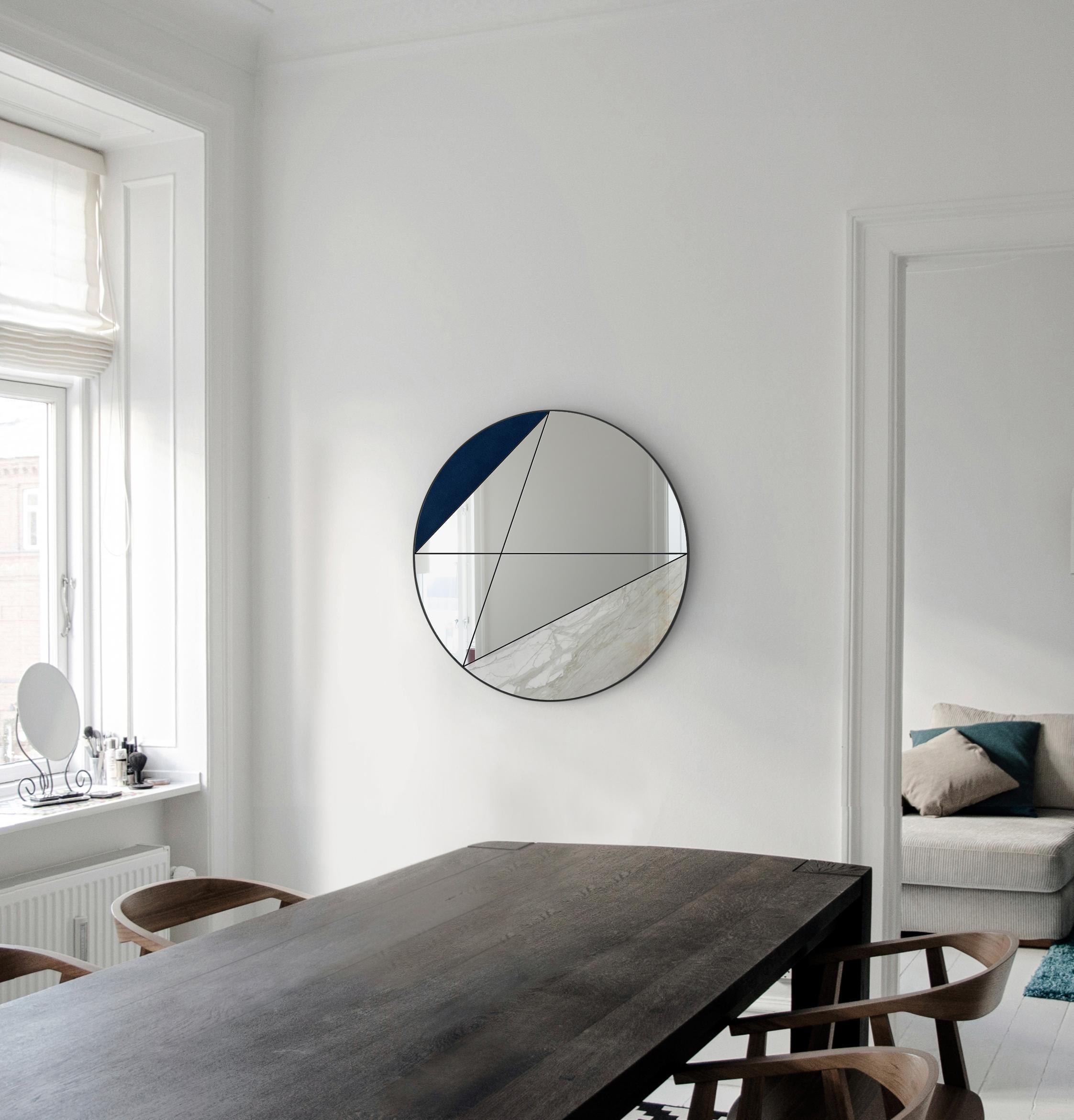 Itinera Clepsydra I 120 Miroir mural par Atlas Project
Dimensions : D 3/5 x Ø 120 cm. 
MATERIAL : Fer peint à la poudre noire, marbre Calacatta Gold, cuir bleu, miroir et bois.

Disponible en différentes finitions et tailles. Veuillez nous