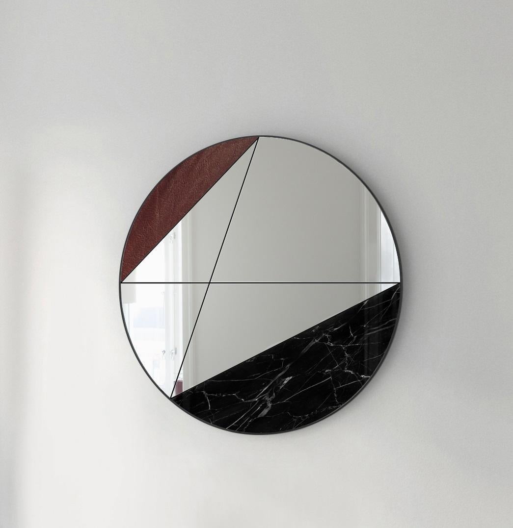Itinera Clepsydra II 120 Miroir mural par Atlas Project
Dimensions : D 3/5 x Ø 120 cm. 
MATERIAL : Fer peint à la poudre noire, marbre Marquinia noir, cuir, miroir et bois.

Disponible en différentes finitions et tailles. Veuillez nous