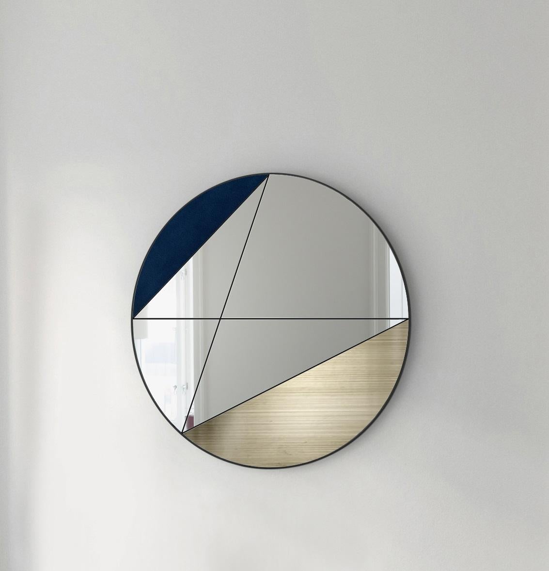 Specchio da parete Itinera Clepsydra V 90 di Atlas Project
Dimensioni: D 3/5 x Ø 90 cm. 
Materiali: Ferro verniciato a polvere nera, pelle blu, ottone spazzolato, specchio e Wood.

Disponibile in diverse finiture e dimensioni.