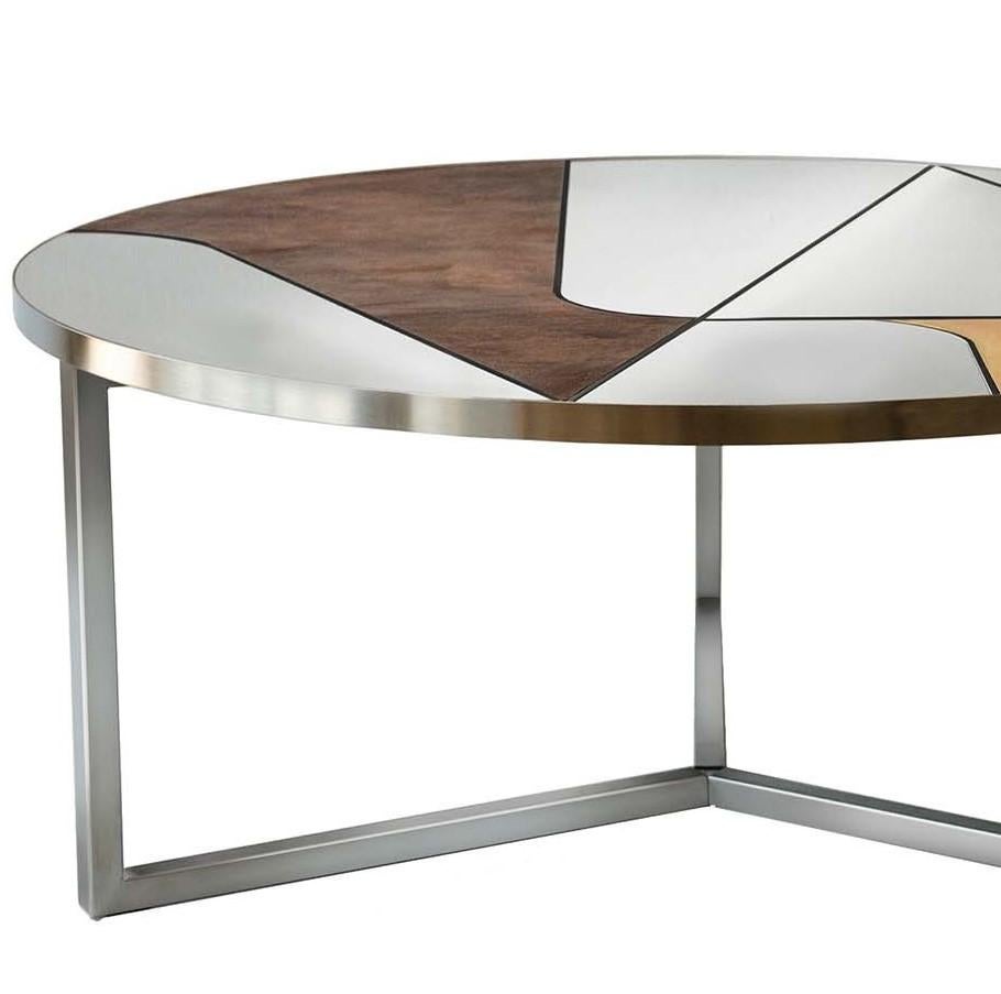 Borrowing its name from the Latin word for journeys, the stunning top decoration of this coffee table is composed of a series of lines that seemingly cut the surface to create a series of abstract lines, or itineraries. This stunning object of