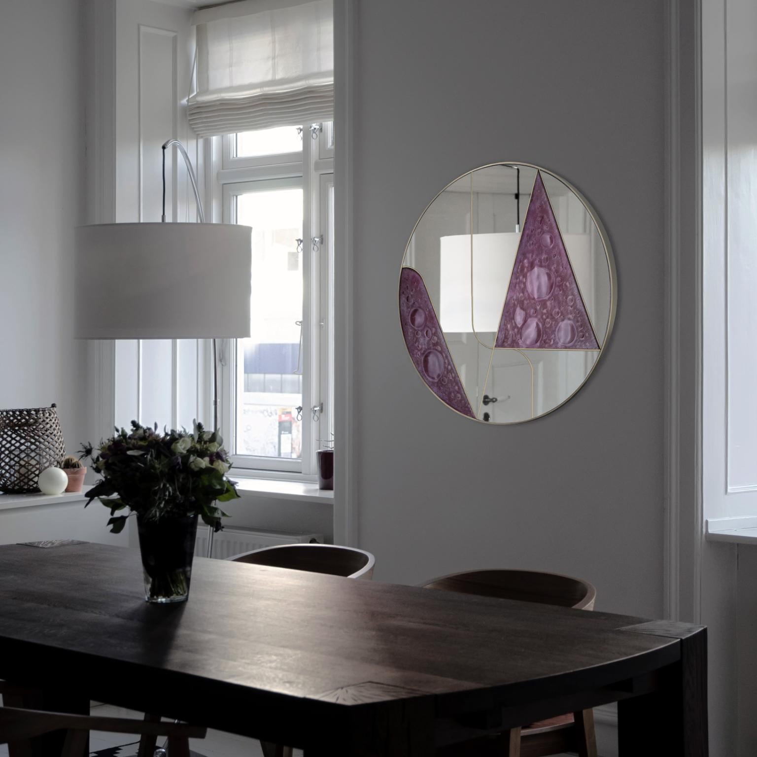 Itinera Insula Aqvamater II 90 Miroir mural par Atlas Project
Édition limitée
Dimensions : D 3/5 x Ø 90 cm. 
MATERIAL : Laiton brossé, verre fusing, miroir et bois.

Disponible en différentes finitions et tailles. Veuillez nous